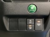 VSA装備車です。VSAはドライバーの操作と車の動きを見守っています。もし車の挙動が乱れたとき、4輪別々にブレーキをかけたり、エンジンパワーをしぼることによって車を安定させます。