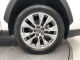 【トヨタ純正アルミホイール】です!車両デザインに合わせてホイールをデザインしているため、見た目にもカッコイイアルミホイール♪洗車もラクチンで錆びません。