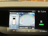 【バックカメラ】運転席から画面上で安全確認ができます。駐車が苦手な方にもオススメな便利機能です。
