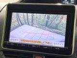 【バックカメラ】駐車時に後方がリアルタイム映像で確認できます。大型商業施設や立体駐車場での駐車時や、夜間のバック時に大活躍!運転スキルに関わらず、今や必須となった装備のひとつです!