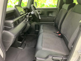 運転席からの視界も良好。操作性も考慮された配置で、安全運転をサポートします。快適なドライブをお楽しみください。