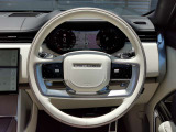 RANGEROVERのエレガントなステアリングはソフトレザーの握り心地の良いレザーを使用しています。
