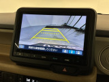 リバースギアに入れるだけで後方の表示へ切り替わります。夜間や雨の日の駐車も楽になりますよ。