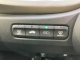 握りやすいステアリングは、運転操作をスムーズにします。操作性も高く、快適な運転体験を実現します。手にフィットする形状です。