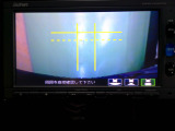 バックカメラの画像です。ガイドラインがスムースな車庫入れをサポートいたします。車庫入れの安心感がアップしますね。