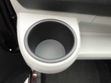 カップホルダーは運転席や助手席からちょうど手の届く位置です!!