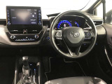スタイリッシュなデザインのインパネ。各操作スイッチは使いやすい位置に配置されてます。