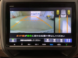 リバースギアに入れるだけで後方の表示へ切り替わります。夜間や雨の日の駐車も楽になりますよ。