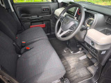 フラットシートによりとっても広々とした運転席です。