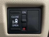 【片側パワースライドドア】片側がパワースライドドアになっており、運転席のスイッチやスマートキーでも開閉が可能です!開口部も広いので乗り降りも楽々♪