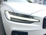 【LEDヘッドライト】ハイビームを先行車や対向車にあてず、その両サイドではハイビーム照射を維持。見える範囲が段違いに広くなりました。北欧神話に登場するトールハンマーをモチーフにデザイン。