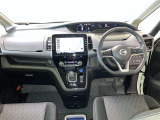 運転席周りのレイアウトをご覧ください。ナビゲーションが綺麗に装着されすっきり収まってますね!
