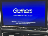 高精細なディスプレイが、運転に必要な情報を分かりやすく表示。直感的な操作で、快適なドライブをサポートする頼もしい相棒です。