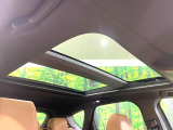 【パノラマルーフ】大型のガラスルーフ搭載で車内の解放感が一気にアップ!開放的なドライブをお楽しみいただけます。