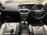 V40 D4インスクリプション 入庫です!高品質オーディオ、黒革シート、シートヒーターや純正ナビなどの快適装備が盛り沢山♪もちろんボルボが誇る安全装備も多数搭載されています!!