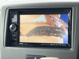 停車中には、TVやDVDでお楽しみいただけます。長距離ドライブや休憩時間のお供に最適。後部座席の方も快適に過ごせる機能です。