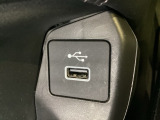 エレクトリックギアセレクターの下にスマートフォンなどが置けるトレーと、外部入力の可能なUSB端子がついています。