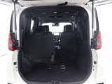 サードシートを跳ね上げれば、セカンドシートに人が乗っていても荷物を十分に積めます。