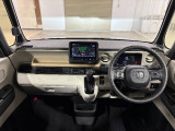 ドライバーを包み込むように、ディスプレーやスイッチ、コンソールを配置。座った瞬間から運転への期待が!空間そのものの心地よさにこだわっています。