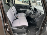 運転席からの視界は広く、運転操作もスムーズに行えます。シートの座り心地も良く、長距離運転でも疲れにくい設計です。