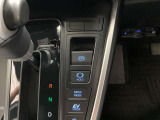 指先でパーキングブレーキの操作ができます。ブレーキホールドもついているので停止中に、ブレーキペダルから足を離しても停止状態を維持し続けてくれます。信号待ちなどの際に非常に便利です。