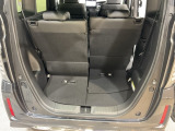 後席のシートをスライドさせると荷室空間を広げられます