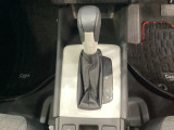 CVT車のセレクトレバーです。低速から高速まで、変速ショックのないスムーズな走りを実現するとともに、エンジン効率のよい領域を維持することで燃費にも貢献します。