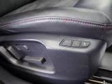 運転席にはメモリー機能付きの電動シートを採用しています。
