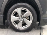 【純正アルミホイール】です!車両デザインに合わせてホイールをデザインしているため、見た目にもカッコイイアルミホイール♪洗車もラクチンで錆びません。
