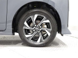アルミホイールを装備、タイヤサイズは155/65R14です。