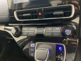 オートエアコンは温度を設定するだけで、自動で風量などを設定してくれます。運転しながら操作も必要ないので、安全性も向上します。
