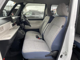 ドライバーの視界を妨げない、広々とした室内空間。操作しやすい配置で、運転に集中できます。安全運転をサポートします。