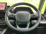 握りやすいステアリングで、快適な運転操作をサポート。操作しやすい位置に配置されたスイッチで、ドライブをより便利にします。