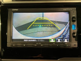 リバースギアに入れるだけで後方の表示へ切り替わります。夜間や雨の日の駐車も楽になりますよ。