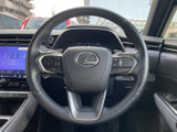 握りやすい形状のステアリングが、快適な運転操作を可能にします。操作しやすい位置に配置されたスイッチ類も便利です。