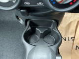 小物入れにもなるドリンクホルダー。