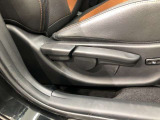 運転席シート座面は上下アジャスター付きです。お好みの位置に調整可能です。