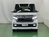 LEDヘッドライトを装備しています。LEDヘッドライトはとても明るく、雨の日や夜間走行も安全・安心です。オートライトコントロール付きで周囲の明るさに応じて自動で点灯・消灯します