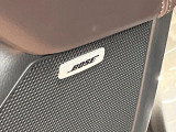 【BOSEサウンドシステム】メーカーオプションの高品位サウンドシステムを搭載。専用のチューニングが施された大小様々なスピーカーから良質なサウンドが奏でられ、臨場感あふれる音響空間を演出します。