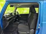 視界の広さが魅力的な運転席。操作しやすい配置で、スムーズなドライビングをサポートします。快適なドライブを楽しめます。