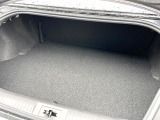 積み下ろしのしやすいデッキにはたっぷりと荷物を積み込んでいただけます。遊びから仕事まで、様々なシーンで頼れます♪