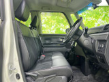 広々とした室内空間が、快適なドライブをサポートします。運転席からの視界も良好で、運転に集中できます。シートの質感も良く、上質な時間を過ごせます。