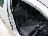 程よい硬さとホールド性が高いシートで長時間運転も快適です。