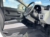 運転席からの視界は広く、運転操作もスムーズに行えます。座り心地の良いシートで、快適なドライブをお楽しみください。
