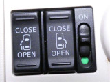 室内スイッチやリモコンで電動スライドドアの開閉が出来ます。電動なので半ドアになる心配もなく楽に開閉ができます。
