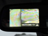 バックミラーのカメラボタンを二回押すことで運転席からの死角もカバーできます