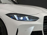 アダプティブLEDヘッドライトはステアリングを切った方向を照らします。