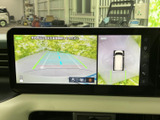 後方モニターで駐車状況をクリアに確認でき、狭い場所でも安全に運転できます。