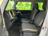 運転しやすい視界と、操作しやすい配置が特徴です。広々とした室内空間で、快適なドライブを楽しめます。日常使いに最適です。