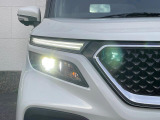 【LEDヘッドライト】悪天候や夜間走行時も良好な視界を確保し安心して運転できる高輝度LEDヘッドライトを装備!点灯速度が早く、消費電力も抑えられています。